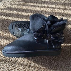 New Without Box Ugg Bow Short Boots Size 6